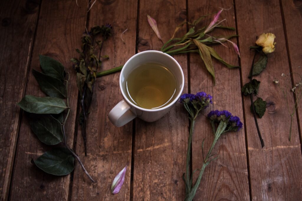 4 MOOD-BOOSTING HERBS TO ADD TO YOUR TEA FOR A RELAXING PICK-ME-UP